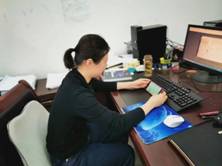 桌子上放着笔记本电脑的人描述已自动生成
