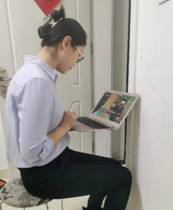 穿白色衣服的人在厨房里低可信度描述已自动生成