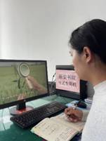桌子上放着笔记本电脑的人低可信度描述已自动生成